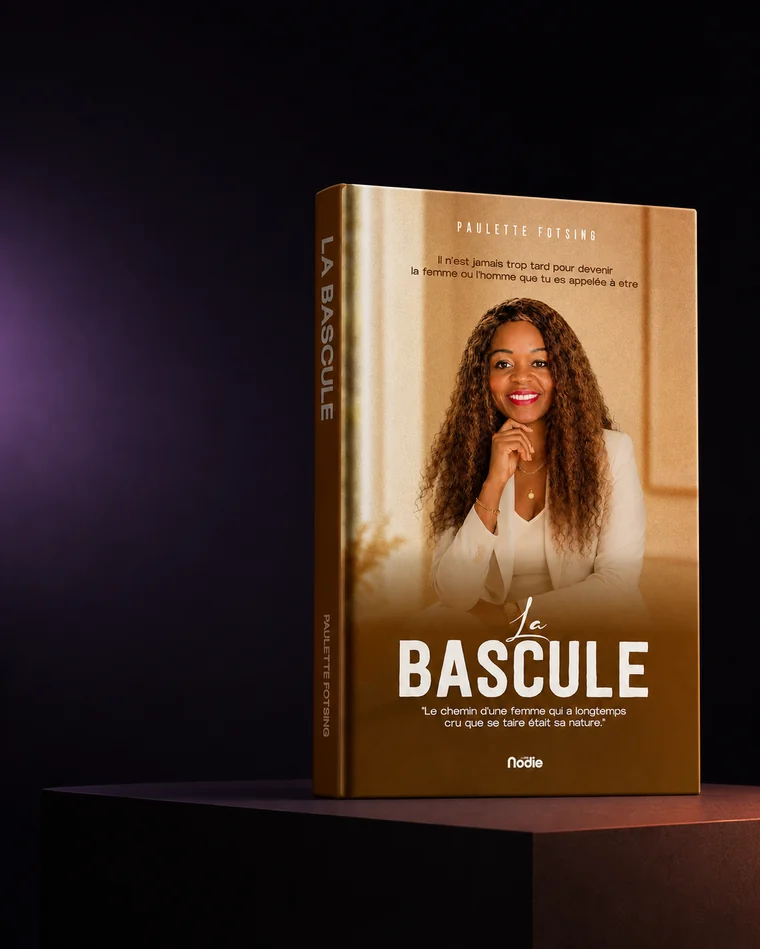 Le livre La Bascule, posé sur un socle