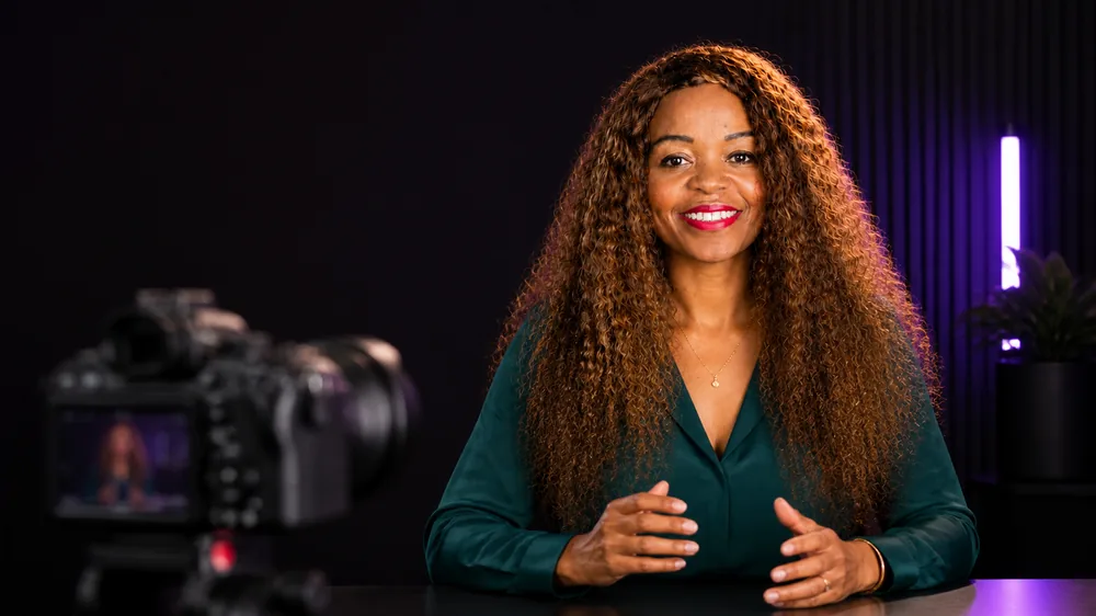 Paulette Fotsing face caméra dans son studio